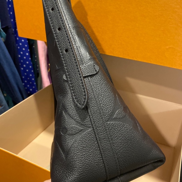 NEW Louis Vuitton Carryall MM - Picture 4 of 5